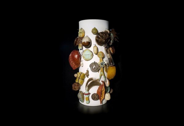 Sur un fond de porcelaine blanche, le vase « Amulet Nature » de Vanessa Mitrani s’orne de nombreux fétiches, semblant venir des quatre coins du monde. Dans un esprit vaudou, il s’auréole d’une empreinte de kitsch mystérieux.