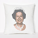Même le canapé peut prendre forme sous la houlette du kitsch avec le coussin « Queen » de Kraft-Decoline.com. Représentant la reine d’Angleterre, rien ne vaut un portrait élégant d’Elisabeth II à la manière du point de croix.