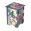 Entre la table ou le tabouret d’appoint, à vous de choisir avec ce meuble de Made 4 Kids de la marque Miho. Fabriqué en bois, il est décoré dans des tons rose et violet, avec de petits oiseaux batifolant dans des branches.