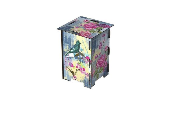 Entre la table ou le tabouret d’appoint, à vous de choisir avec ce meuble de Made 4 Kids de la marque Miho. Fabriqué en bois, il est décoré dans des tons rose et violet, avec de petits oiseaux batifolant dans des branches.