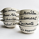 Dans la collection « La Famille s’éclate », je demande le chouchou, l’incruste ou l’amant. Créé pour Pied de Poule, le bol breton régional prend un nouveau ton, en oubliant les prénoms pour investir dans le rôle-titre.