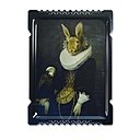 Conçu par Rachel Convers, le plateau-cadre « Zhao » de Kraft-Decoline.com s’orne d’un lapin façon naturaliste aux allures humaines. Inspiré par les tableaux d’apparat, il se pose sur un mur ou sur la table de service.