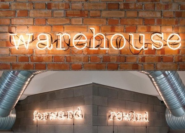 Le royaume du kitsch ne peut s’incarner que par Las Vegas, qui s’invite dans votre maison par l’intermédiaire des lettres Néon. Réalisées par Selab pour Seletti, elles permettent d’écrire des messages lumineux sur les murs.