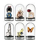 Imaginées par The Tools pour Eva Solo, les vitrines « Showcase » chez Made in Design exposent sous un dôme de verre tous les objets chers à votre cœur. De quoi créer des compositions empruntes d’un kitsch assumé.