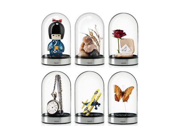 Imaginées par The Tools pour Eva Solo, les vitrines « Showcase » chez Made in Design exposent sous un dôme de verre tous les objets chers à votre cœur. De quoi créer des compositions empruntes d’un kitsch assumé.