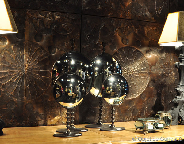 Sur un pied en aluminium noir annelé, le miroir de sorcière d’Objet de Curiosité permet de jouer sur la perception de l’espace, en modifiant les volumes ce qui permet de créer un écho avec l’étrangeté de votre collection.