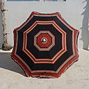 Issue de la collection « Rock the Kasbah » de Philippe Xerri, ce parasol se visse dans le sol, afin de vous protéger des rayons du soleil, lorsqu’il est au zénith. Doté d’un mousqueton de fixation, les sacs se réunissent sous sa toile acrylique anti-UV.