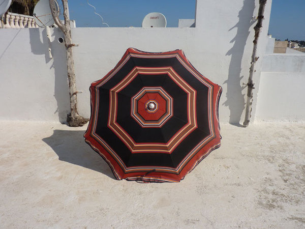 Issue de la collection « Rock the Kasbah » de Philippe Xerri, ce parasol se visse dans le sol, afin de vous protéger des rayons du soleil, lorsqu’il est au zénith. Doté d’un mousqueton de fixation, les sacs se réunissent sous sa toile acrylique anti-UV.