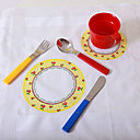 Ludique et décalé, le mouchoir « Picnic » de The Collection joue sur son motif, pour récréer le trompe-l’œil d’une nappe. Dessiné par Miho Kaneko, il permet de recréer une belle table de pique-nique en un rien de temps.