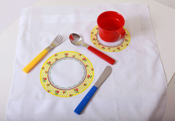 Ludique et décalé, le mouchoir « Picnic » de The Collection joue sur son motif, pour récréer le trompe-l’œil d’une nappe. Dessiné par Miho Kaneko, il permet de recréer une belle table de pique-nique en un rien de temps.