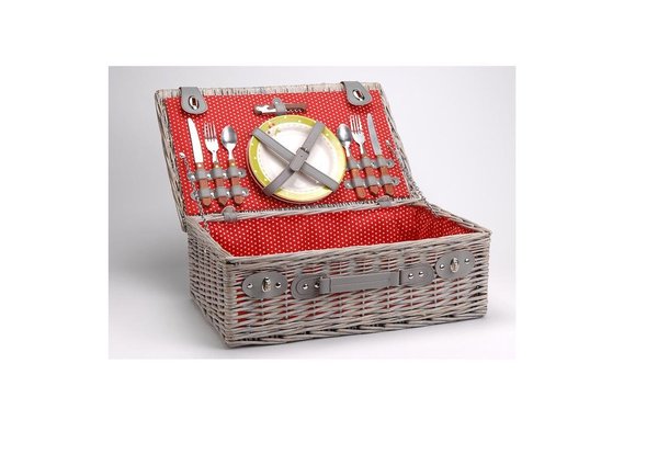 Afin de réunir la vaisselle et les aliments nécessaires à un pique-nique en amoureux, le panier « Cerises » d’Amadeus joue sur une esthétique traditionnelle entre le rotin et son tissu rouge à pois blanc.