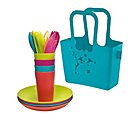 Conçue par Koziol, le set « Alice Picknick » se compose de 21 pièces, dont 4 assiettes creuses Rondo, gobelets Rio et son service à couverts. Le tout prend place dans un cabas, où la couleur et la légèreté sont à l’appel.