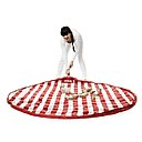 Imaginé par Alex Bergman pour Fatboy, « Knäpsäck » chez Made in Design marque une rupture avec la tradition, en proposant un véritable tapis, où l’un des côtés se revêt de coton, alors que l’autre est une toile imperméable.