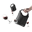 Dessiné par Jakob Wagner pour Menu, le « Baggy Winecoat » permet de servir avec élégance un vin en carton, grâce à l’orifice prévu pour l’ouverture du robinet et sa poche à glaçons pour le garder au frais, chez Made in Design.