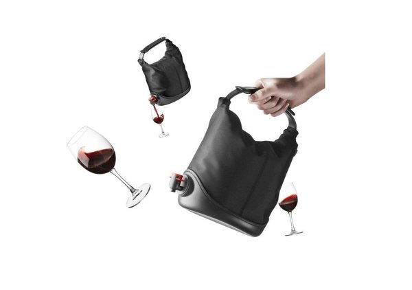 Dessiné par Jakob Wagner pour Menu, le « Baggy Winecoat » permet de servir avec élégance un vin en carton, grâce à l’orifice prévu pour l’ouverture du robinet et sa poche à glaçons pour le garder au frais, chez Made in Design.