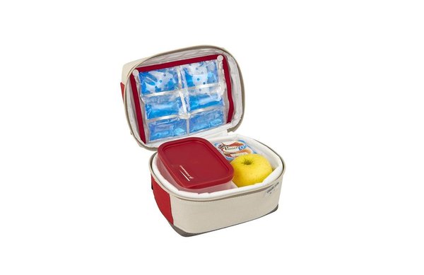 Si vous souhaitez vous faire un pique-nique en solo lors de votre pause déjeuner, la «Freez’ box» de Campingaz permet d’organiser son repas grâce à ses compartiments, où une poche froide lui permet de jouer le rôle d’une glacière miniature.