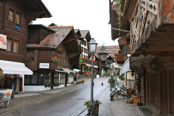 L'une des rues de la ville bordée de chalets de bois.