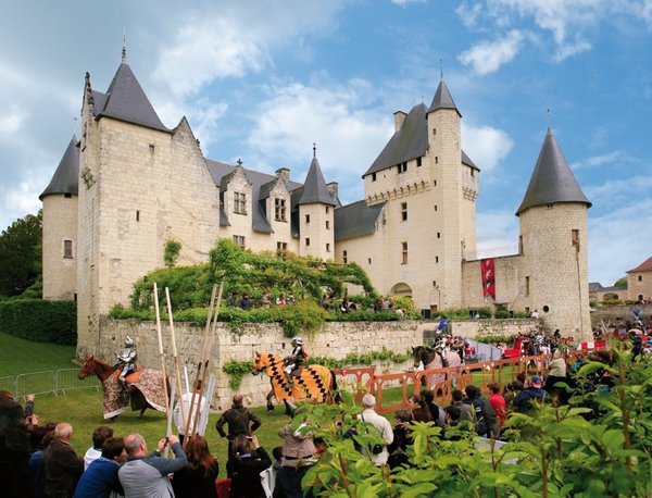 Belle construction médiévale, le château de Rivau de la famille Beauvau invitent légendes et contes à investir les lieux. Une opportunité pour toute la famille de découvrir lors d’un week-end une part de culture sous le signe de la fantaisie.