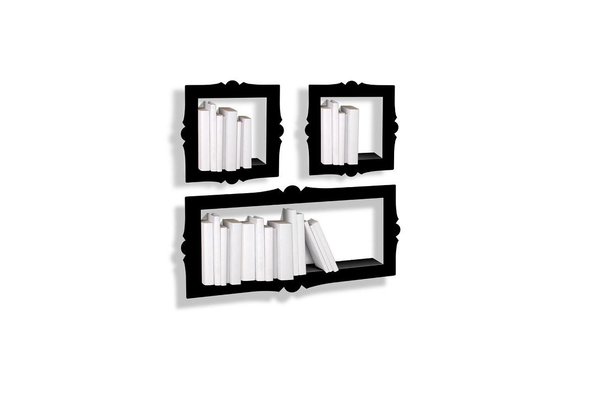 Tel un cadre de tableau, l’étagère « Barok » de Presse Citron permet de mettre en valeur ses objets. En acier laqué, elle présente un pourtour puissamment orné, dans l’esprit Rococo.