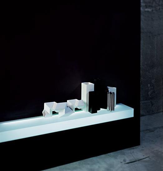 Réalisée par Vigo Nanda pour Glas Italia, l’étagère « Light Light » donne une nouvelle source de lumière à la pièce, qui met en valeur sa forme épurée et crée une ambiance hors du commun. Chez Made in Design