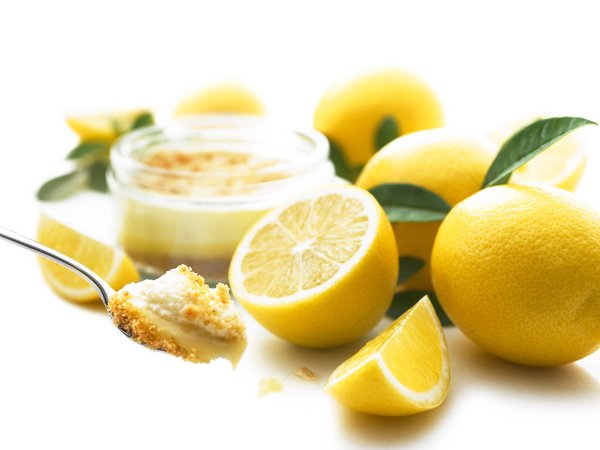 Délicieux cheese-cakes au citron sur lit de lemon cird, Gü.