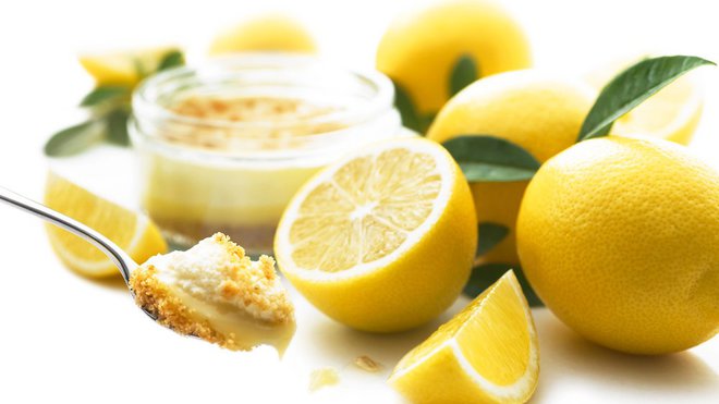 Délicieux cheese-cakes au citron sur lit de lemon cird, Gü.