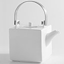 Avec son filtre en acier inoxydable, la théière « Géometric » d’Ambiance & Styles présente une forme carrée, qui tranche avec la tradition de la rondeur. Conçue par Asa, elle conserve une part de classique avec la porcelaine.