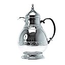 Jouant sur la rutilance du métal, cette théière est mise en valeur par un décor en relief sur le pourtour de son corps, qui met l’accent sur la rondeur de ses formes à l’inspiration slave. Chez Present time