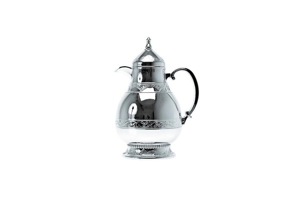 Jouant sur la rutilance du métal, cette théière est mise en valeur par un décor en relief sur le pourtour de son corps, qui met l’accent sur la rondeur de ses formes à l’inspiration slave. Chez Present time