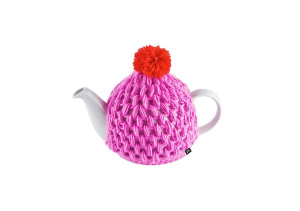 Dissimulée dans un bonnet rose à pompon orange, cette théière de Present Time décline la forme traditionnelle de la porcelaine blanche, avec un accessoire très mode, qui fait la part belle à la couleur.