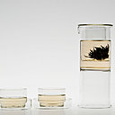 L’assemblage est au cœur de cette théière « T for Two » dessinée par Laurence Brabant, qui s’accompagne de deux tasses et soucoupes. Les éléments se posent les uns sur les autres, dans une esthétique de l’empilement.