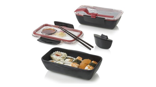 Accompagné d’un récipient pour sauce et de sa fourchette ou ses baguettes, le bentō de Black & Blum présente une taille réduite, pour se tenir verticalement dans un sac.