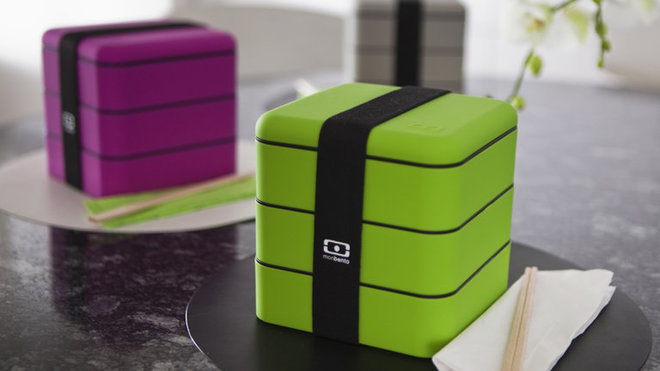 Pour les plus gros mangeurs, le bentō MB Square de Monbento possède trois compartiments avec séparateur amovible, qui s’adaptent à des repas plus généreux. Ainsi, il est idéal pour composer un menu à sa moitié pour la pose déjeuner.