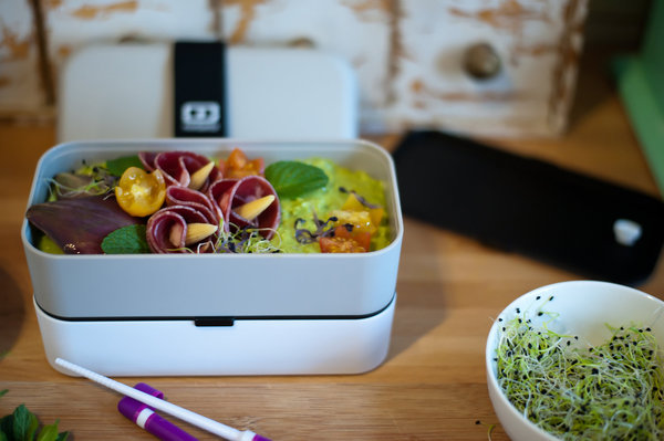 Disponible en une large gamme de coloris, le bentō MB Original de Monbento se compose de deux récipients hermétiques, avec séparateur amovible. Pouvant passer au micro-onde, il devient vite un indispensable de la vie de bureau.