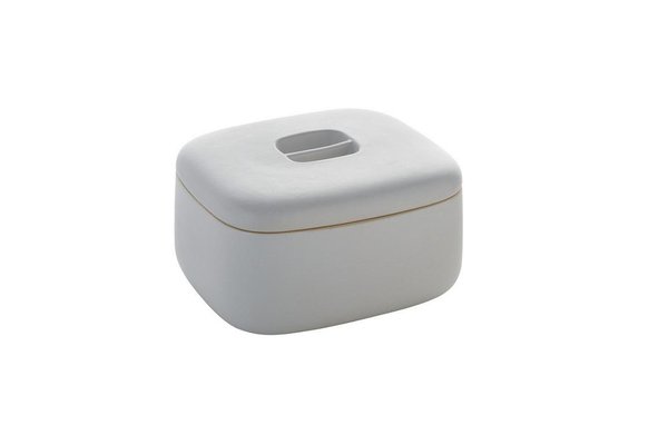 Conçu par Ronan et Erwan Bouroullec pour Alessi, le bentō « Ovale » de Made in Design joue sur la rondeur de sa forme, dans une volonté d’épure aux lignes harmonieuses. Il est disponible en trois tailles, à choisir selon l’appétit de chacun.