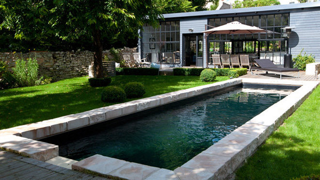 Environnez de verdure votre piscine, avec des bosquets et du gazon par exemple, pour un côté très nature.