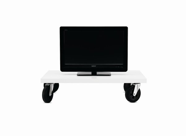Même la télévision a le droit à sa table roulante, avec ce modèle de Boconcept. Très basse, elle se faufile dans les moindres recoins, en permettant de la déplacer où bon vous semble.
