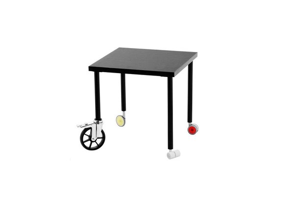 Signé Established & Sons, cette table basse « Spin » de Made in Design est muni de quatre roues de formes et de couleurs différentes dans un esprit décalé. Son plateau se démonte, afin de la ranger dans n’importe quel espace.