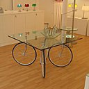 Imaginé par Gae Aulenti pour Fontana Arte, la table « Tour » de Made in Design est un meuble plein d’humour avec ses quatre roues de vélo pivotante à 360°, pour permettre son déplacement dans toute la maison.