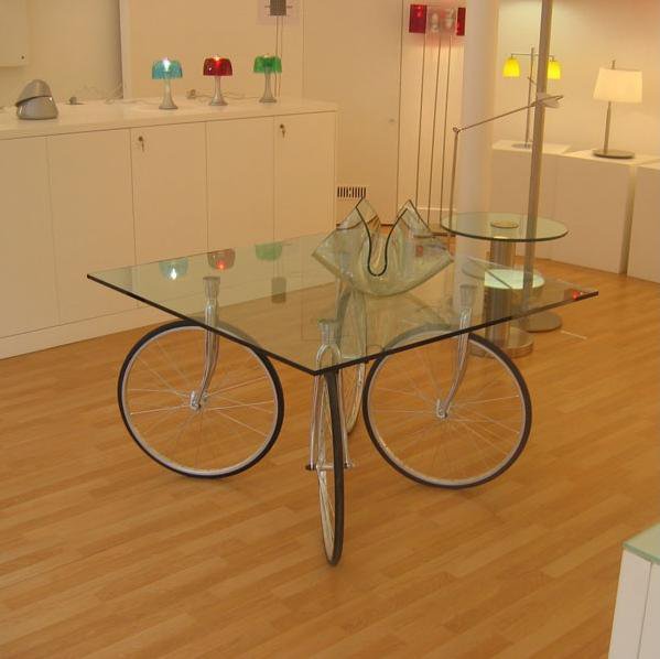 Imaginé par Gae Aulenti pour Fontana Arte, la table « Tour » de Made in Design est un meuble plein d’humour avec ses quatre roues de vélo pivotante à 360°, pour permettre son déplacement dans toute la maison.