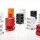 Meuble emblématique de Joe Colombo de 1971, Made in Design réédite la desserte « Bobby », qui mélange allégrement couleurs Pop Art et formes futuriste aux multiples tiroirs et compartiments.