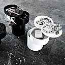 Réédité par Made in Design, le meuble « Barboy » fut réalisé en 1963 par Verner Panton pour Verpan. Associant bois et acier chromé, il se présente sous la forme d’un cylindre, dont les rangements pivotent sur l’axe.