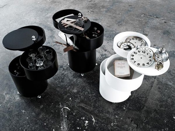 Réédité par Made in Design, le meuble « Barboy » fut réalisé en 1963 par Verner Panton pour Verpan. Associant bois et acier chromé, il se présente sous la forme d’un cylindre, dont les rangements pivotent sur l’axe.