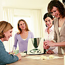 Vendu lors de réunions à domicile par des démonstratrices de la marque, le robot Thermomix sera pris en mains avec une grande facilité par les utilisateurs.