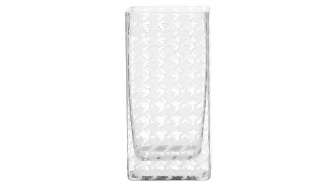 Comme un sursaut de vintage, le pied-de-poule fait son grand retour sur le devant de la scène, dans un jolie vase de la marque Leonardo chez Made in Design, où le motif se plaît à apparaître dans la transparence.