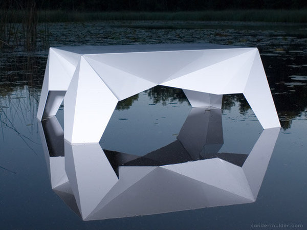 Feuille d’aluminium pliée à la main, la table basse « Sputnik » de Sander Mulder pour Uare Design présente une esthétique structurelle sobre, grâce à l’influence de l’art asiatique de l’origami.