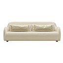 Tendu de lin texturé écru, le canapé « Claridge » s’habille de coussins mous dépareillés en lin lamé Or, pour un mélange des finitions entre brillance et matité.