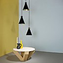 Belle finition en laque brillante pour le plateau du guéridon « Eden Roc » de Modénature qui renvoie directement aux années sixties, où la couleur joue sur la matière pour apporter de la brillance.