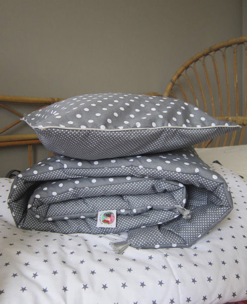 Lorsque les premiers frimas de l’hiver se font sentir, enroulez-vous dans ce grand plaid «Orage» signé Annabel Kern. En coton, le pois se décline en blanc sur fond gris, dans un petit format ou une taille XXL.