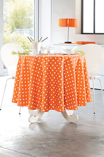 Si vous souhaitez inviter Yayoi Kusama à votre table, vous ne pourrez faire l’impasse de cette nappe imperméable de chez Becquet. Son fond orange permet de donner une note de gaîté, alors que les pois blanc dynamisent la composition.
